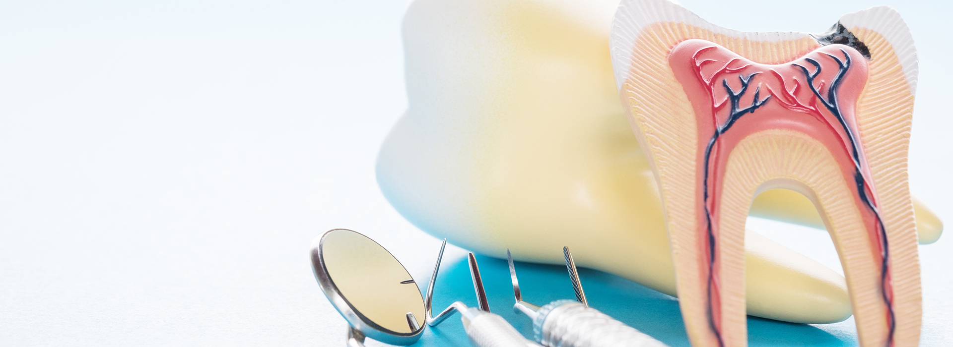 The image displays a close-up of a dental model with a toothbrush, toothpaste, and dental floss, set against a blue background with a white cloud graphic.